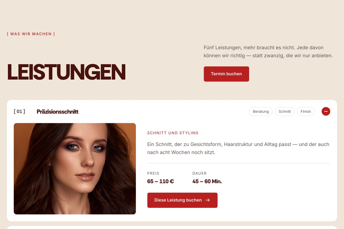 Leistungsübersicht des Salonkonzepts: fünf Behandlungen als aufklappbare Zeilen, geöffnet der Präzisionsschnitt mit Porträt, Preis und Dauer.