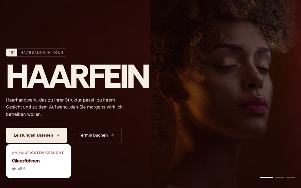 Startseite eines Salonkonzepts: ein großer Schriftzug in Creme über einem warm ausgeleuchteten Porträt im Profil.