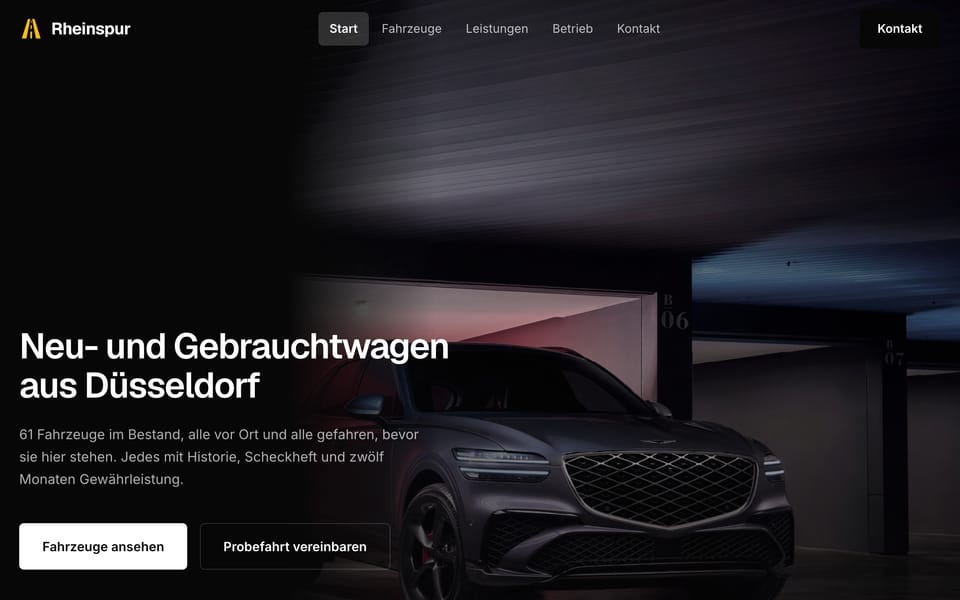 Startseite eines Autohauskonzepts: eine silberne Limousine im Halbdunkel, daneben „Neu- und Gebrauchtwagen aus einer Hand".